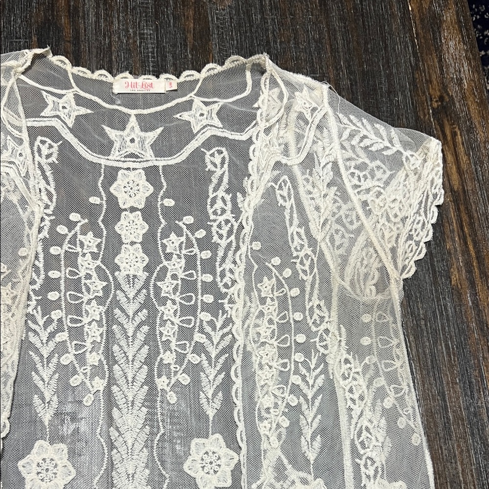 Hit List Lace Star Pattern Top - Picture 4 of 12